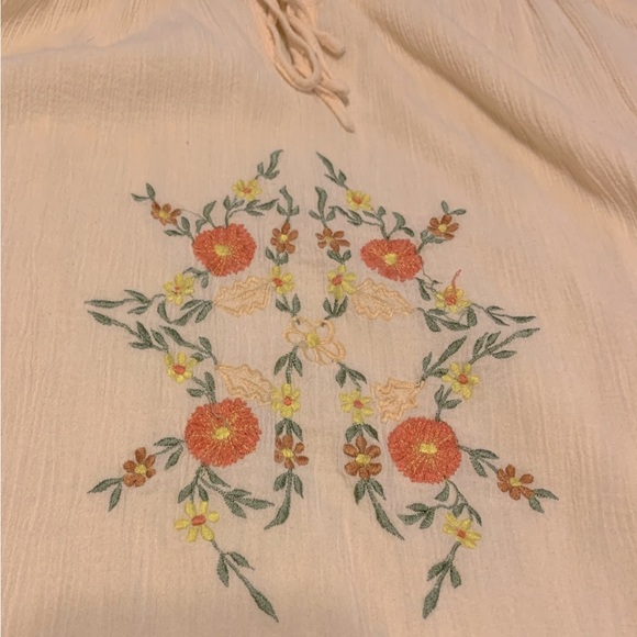 Flaw. Kaktus Plus flowy, embroidered top. Light peach with orange flowers. Cute! - Picture 3 of 5